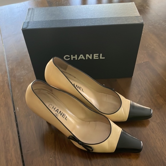 CHANEL Black & Cream Cap-Toe Pumps – Size 40.5 - Picture 2 of 4